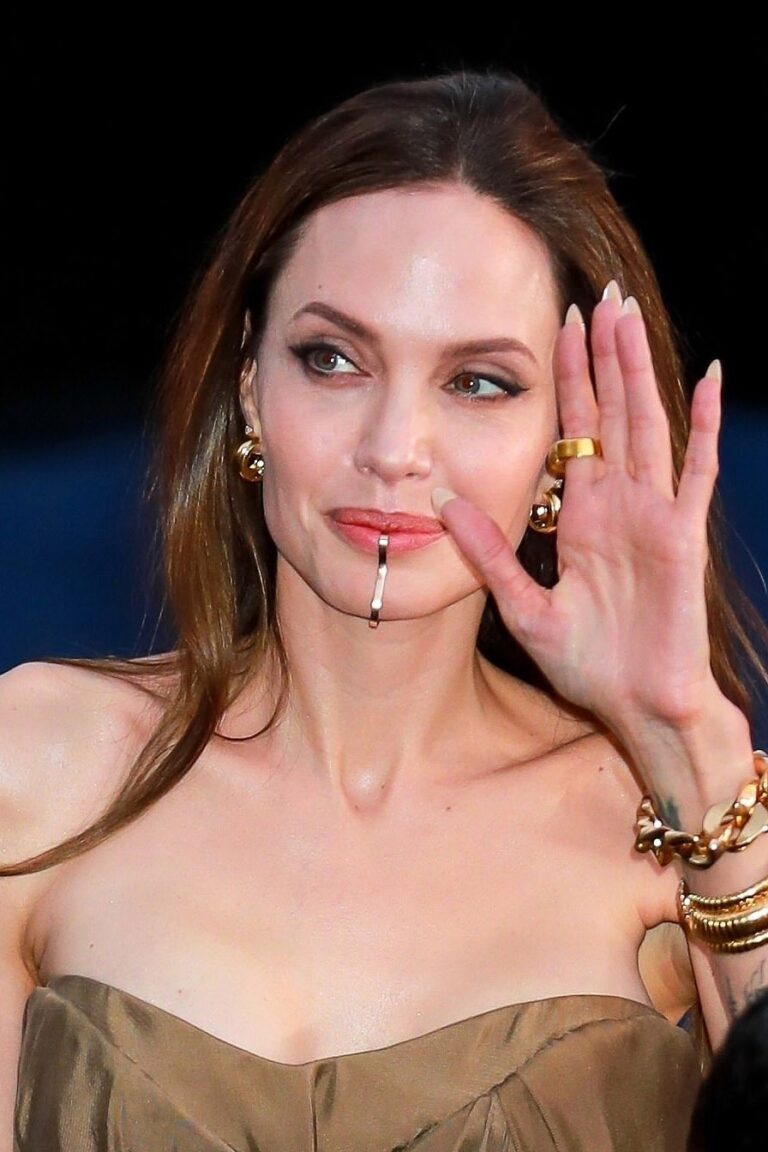 Xu hướng đeo trang sức ở môi như nữ minh tinh hollywood Angelina Jolie