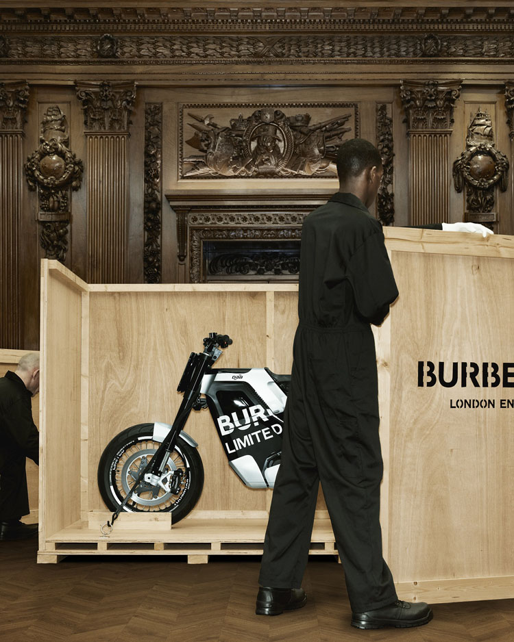 Burberry hợp tác với DAB Motors sản xuất xe máy điện thời trang độc quyền