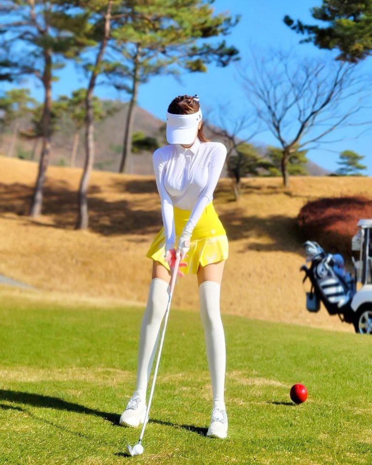 Diện đồ gợi cảm đi chơi golf, Người đẹp giấu mặt giúp cửa hiệu “cháy hàng”