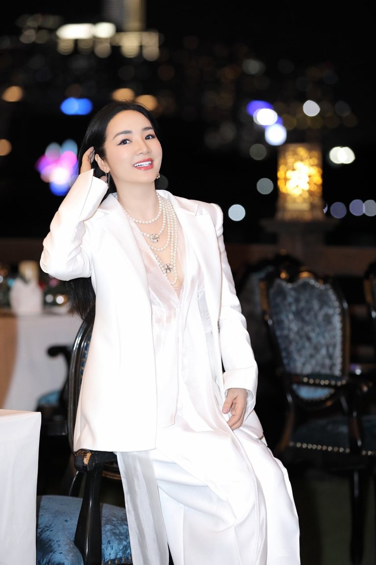 Hoa hậu Việt ở tuổi U50 vẫn táo bạo với mốt không nội y tôn vòng 1 nửa kín nửa hở