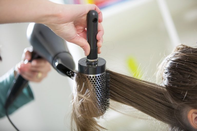 Tại sao tóc rụng nhiều khi gội đầu? Cách khắc phục hiệu quả