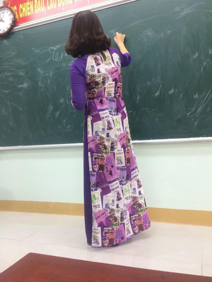 Giáo viên diện áo dài in hoa văn 7