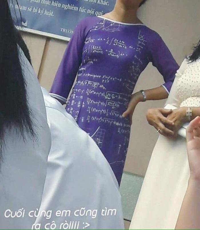 Giáo viên diện áo dài in hoa văn 11