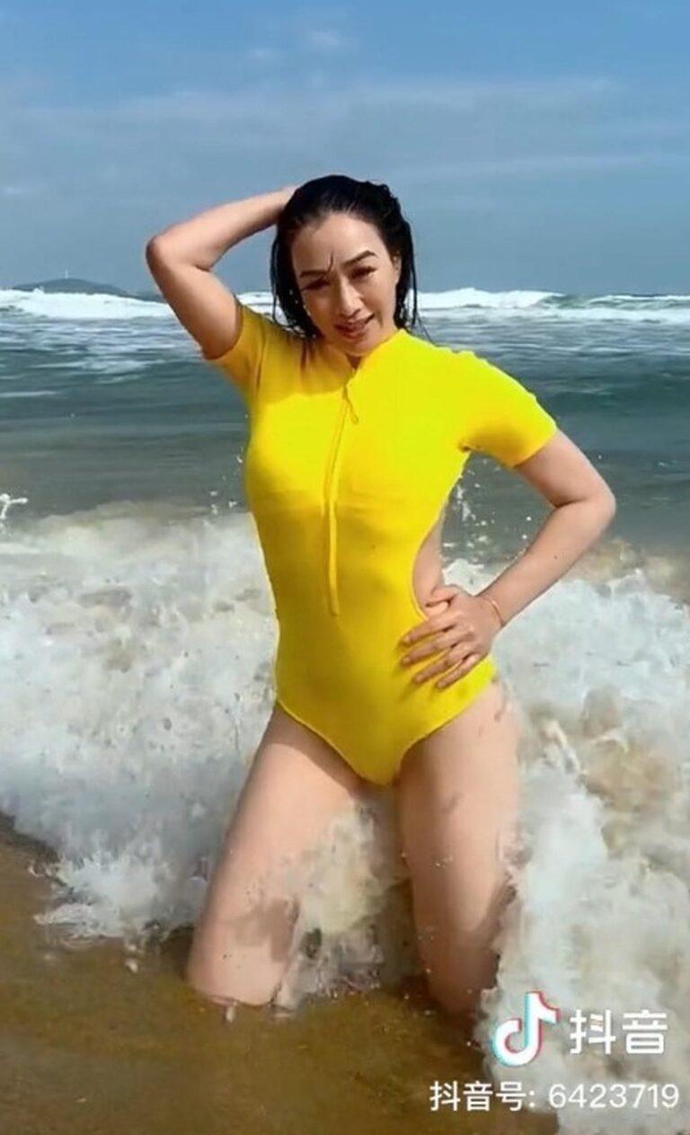 Diện đồ tàng hình livestream thể dục, “Người đẹp gốc Việt” bị yêu cầu thay quần áo